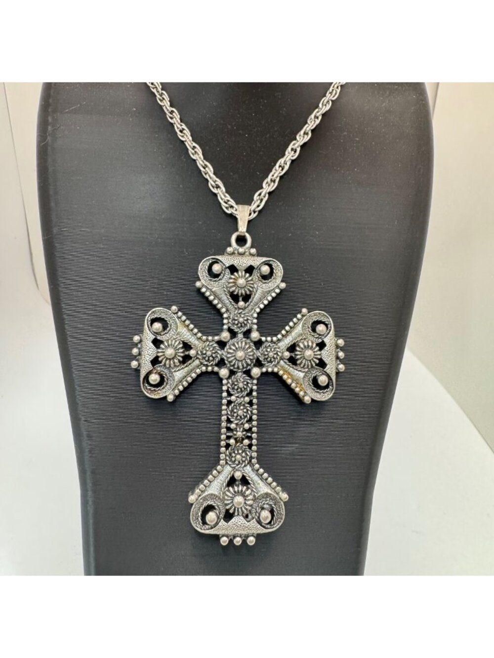 1974 Limited Ed Vintage Sarah Coventry Antique Silver Tone Cross Necklace Pearl